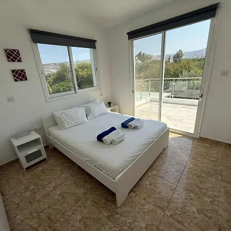 Coralia Gardens 1km From Villa