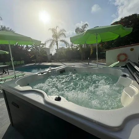 Coralia Gardens 1km From Villa Coral Bay