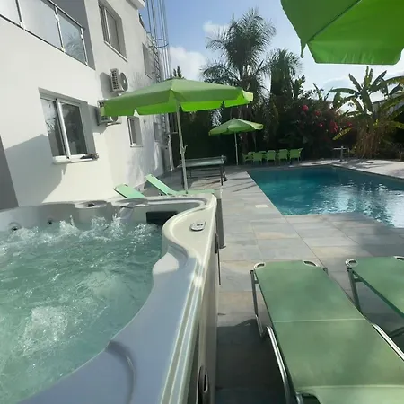 Coralia Gardens 1km From Villa Coral Bay