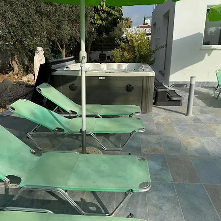 Coralia Gardens 1km From Villa Coral Bay