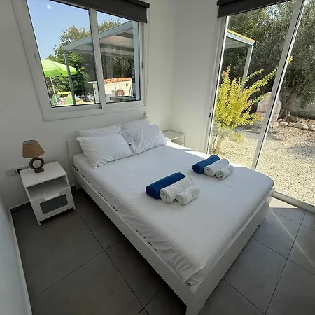 Vila Coralia Gardens 1km From Coral Bay